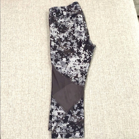 Women’s Heatgear Under Armour Mesh Crop Leggings - Picture 1 of 1